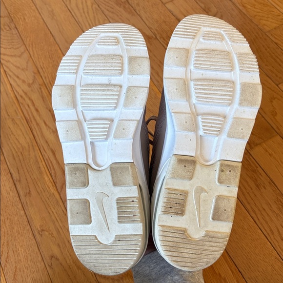 🩶 Women’s Nike Light Gray and White Sneakers 👟 - Picture 3 of 11